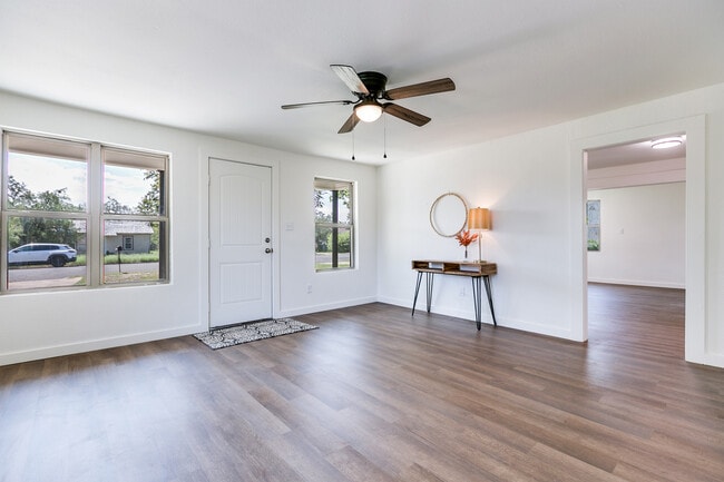 Building Photo - 512 E 18th St