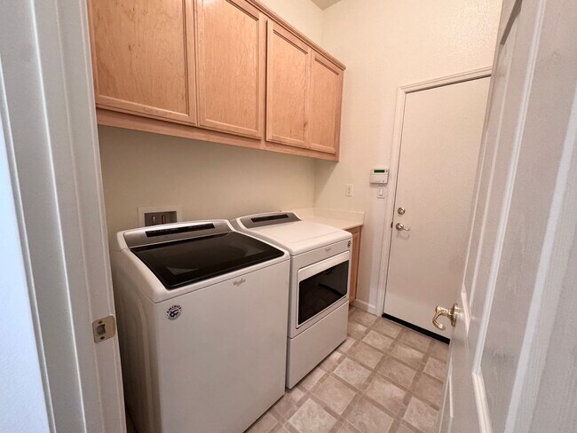 Building Photo - Beautifully Maintained Single Story 4 Bed ...