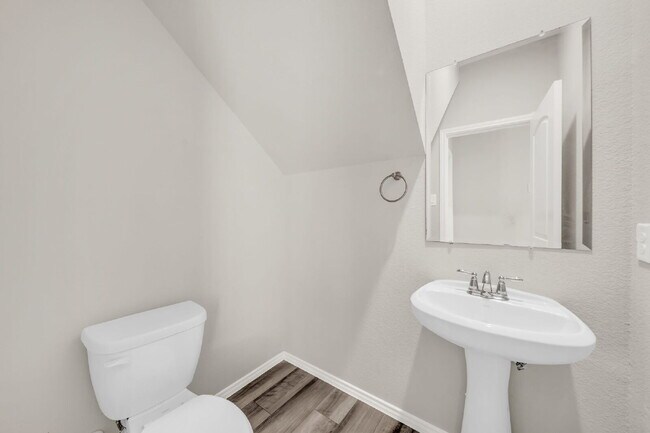 Building Photo - Welcome to this beautifully maintained 2-s...