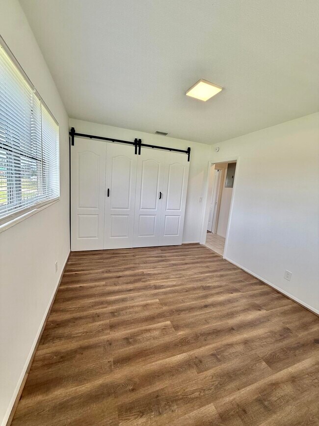 Building Photo - 5263 Cresthaven Blvd