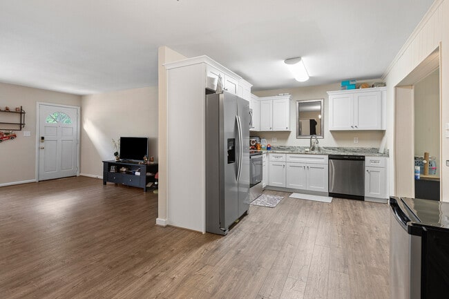 Building Photo - 222 Belray Dr