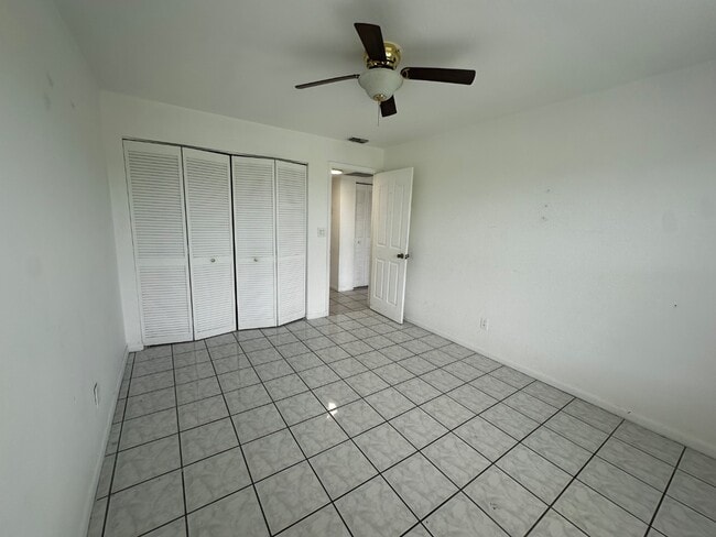 Building Photo - 1157 S Loop Blvd