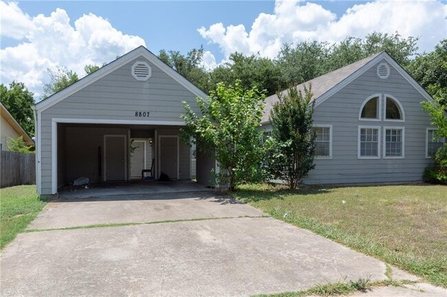 Building Photo - 8807 Pineridge Dr