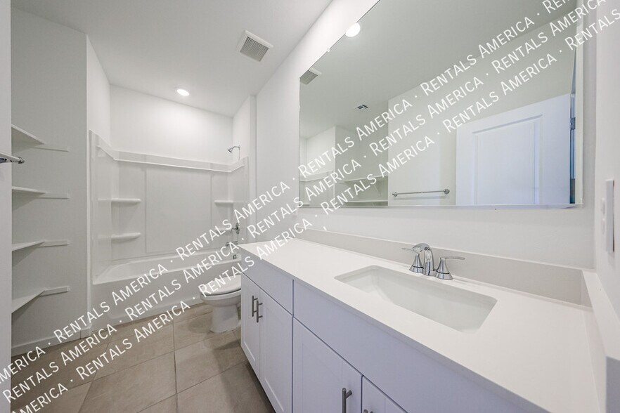 Building Photo - 3380 N Camden Dr