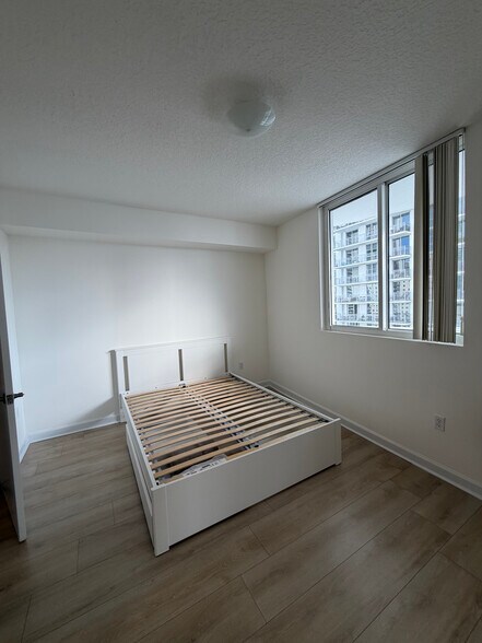 Building Photo - 615 NE 25th St