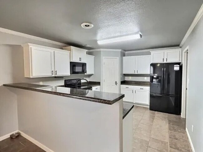 Building Photo - Great 3 Bedroom 2.5 Bathroom Cabot House