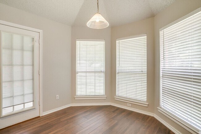 Building Photo - Freshly Remodeled 3 Bedroom, 2 Bath Home Awaiting New Tenants- FWISD- 76133