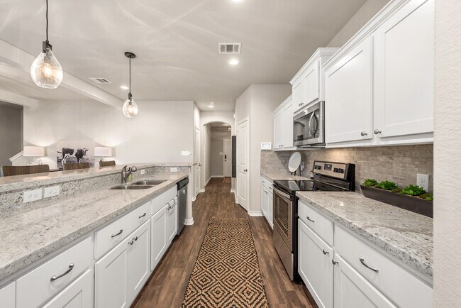 Building Photo - 4/4.5 in Pershing Pointe Townhomes! Availa...
