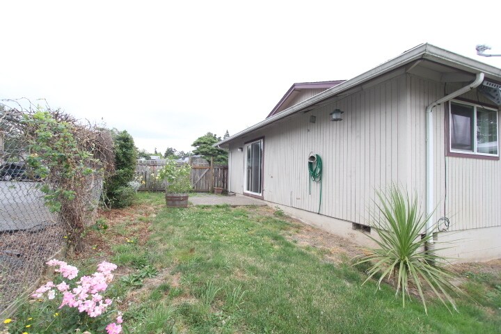 Building Photo - 1647 Salishan St SE