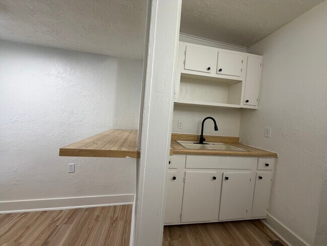 Building Photo - 715 Asp Ave