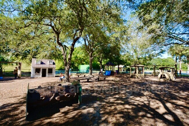 Building Photo - 2057 Middle St