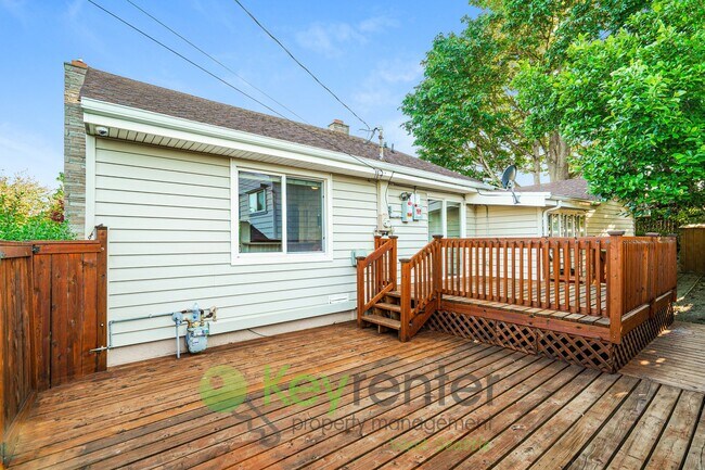 Building Photo - Comfort and Charm in This Bright 2-Bedroom...