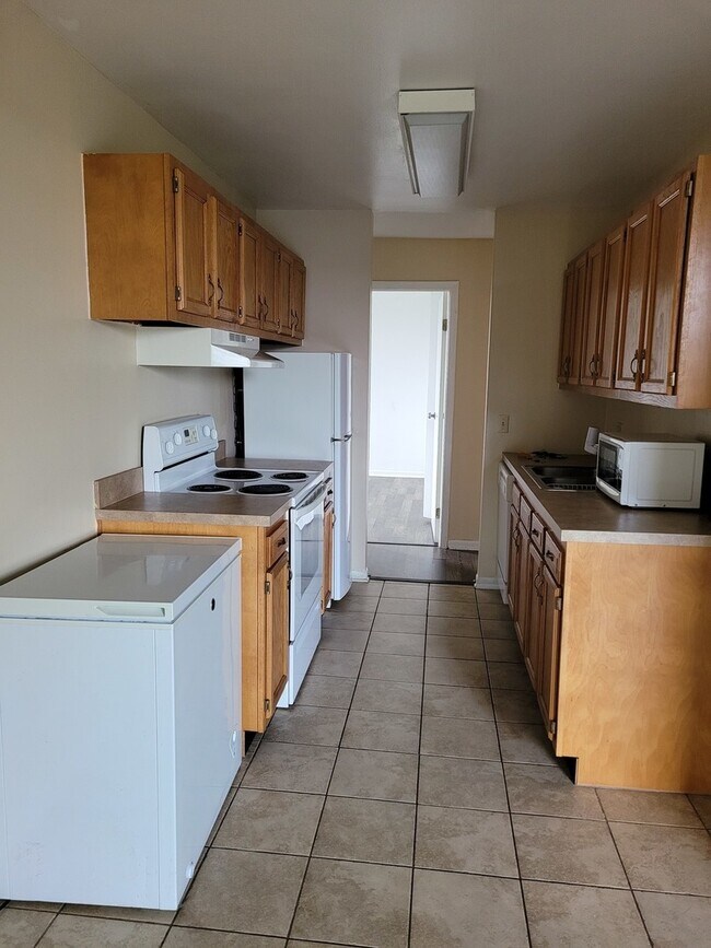 Building Photo - 6010 Oakwood Dr