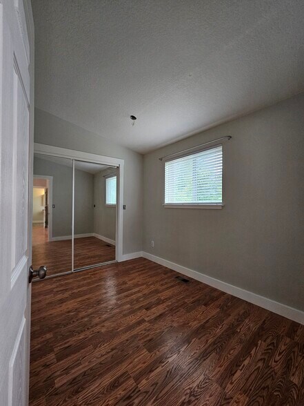 smaller bedroom 2nd floor - 13235 SE Oatfield Rd