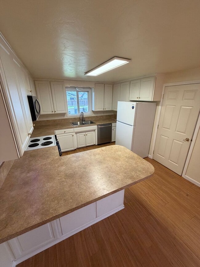 Building Photo - Must See 3 Bedroom with Fenced Yard!