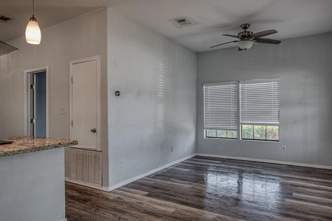 Building Photo - 905 E 3rd St