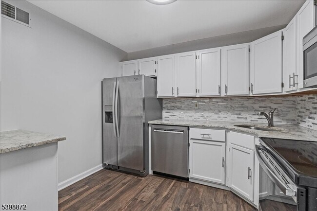 Building Photo - 56 Maple Ln