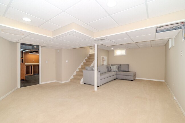 Building Photo - Stunning 4-Bedroom, 2-Bath Home with Moder...