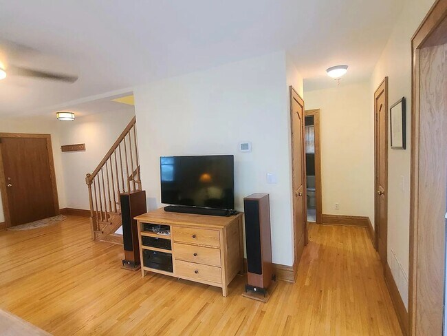 Building Photo - Great Southwest Minneapolis 3br/2ba Home - Avail June 1 for long term lease