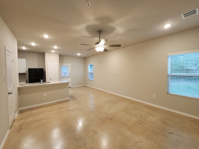 Building Photo - Move In Special - $200 Off 1st Months Rent...