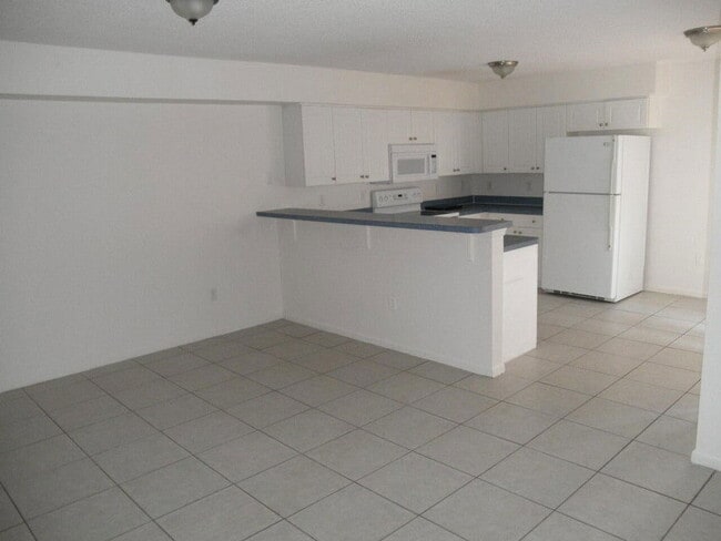 Building Photo - 2221 White Pine Cir