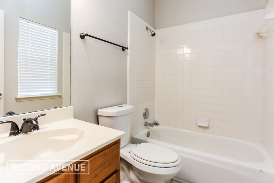 Building Photo - 1301 Clear Creek Dr
