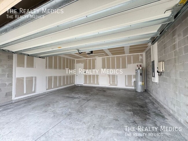 Building Photo - 1665 Laurel Oaks Dr