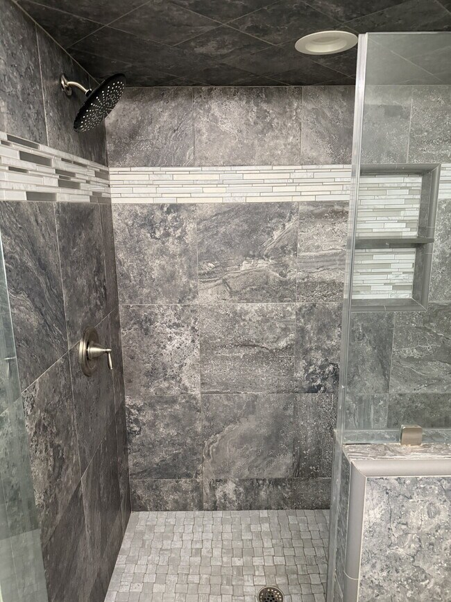 Building Photo - Bright, Beautiful & Fully Updated 3-Bed, 2-Bath Home with Modern Finishes