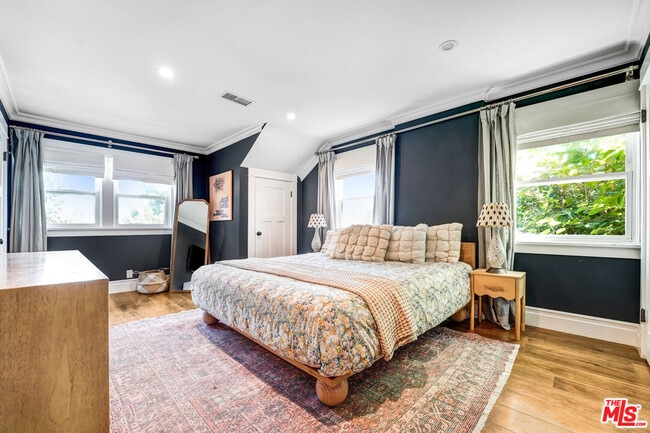 Building Photo - 2049 N Berendo St