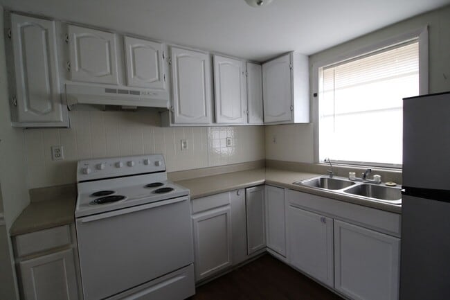 Building Photo - Private Home on 3 acres available now!