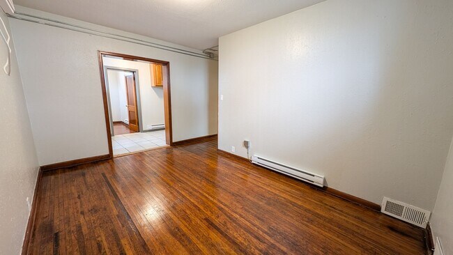 Building Photo - 704 Hickory St