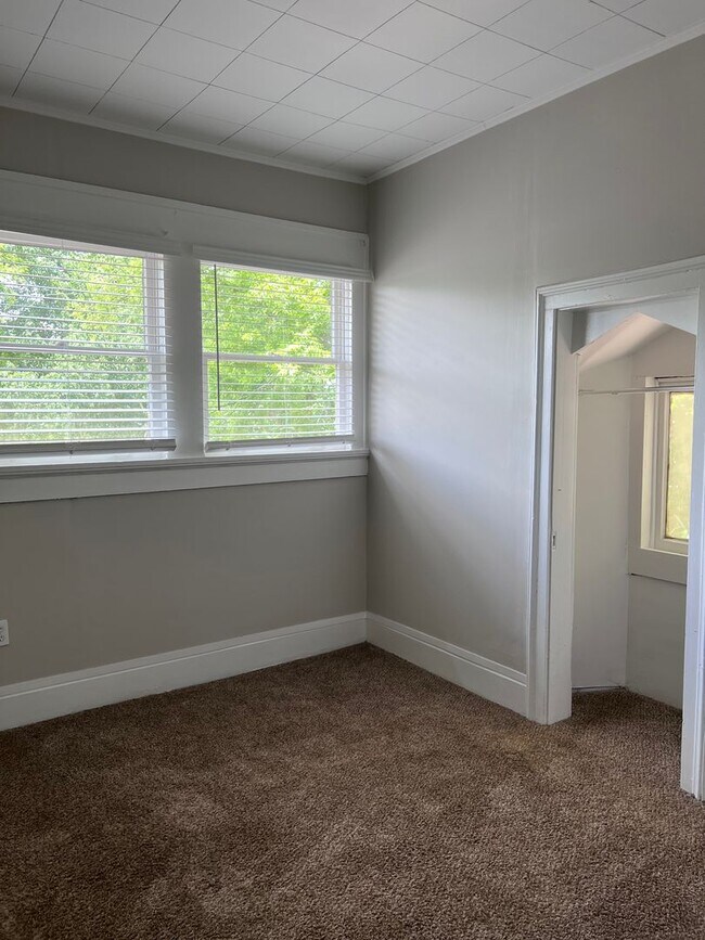 Building Photo - 3 Bedroom / 2 Bathroom House in Glen Iris