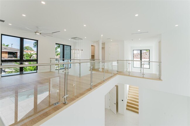 Building Photo - 464 NE 6th St