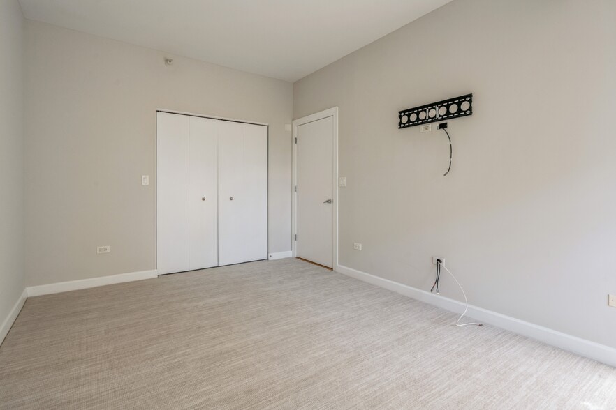 Building Photo - 451 W Huron St