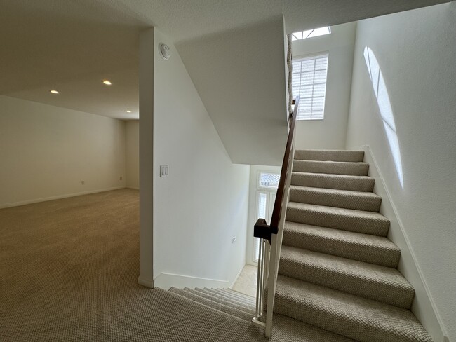 Building Photo - 1307 W 7th St