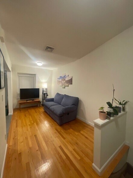 Building Photo - 86 Putnam St