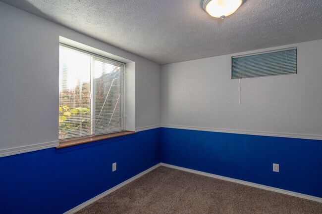 Building Photo - 5 Bed 2 Bath Home Available in Spokane Valley!