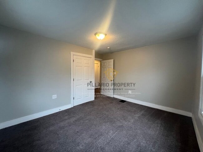 Building Photo - Close to Downtown Indy, Crown Hill, 4 Bedroom, 2 Bathroom House Available NOW!