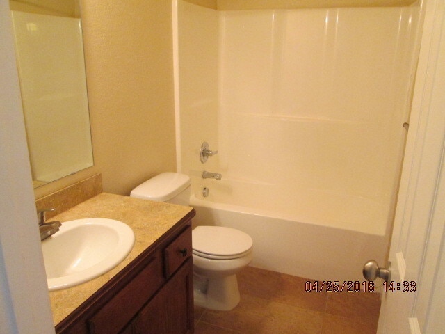 Building Photo - Spacious Townhouse