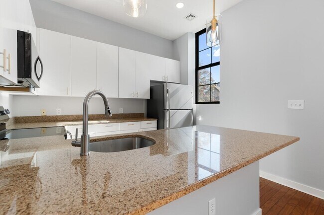 Building Photo - 72 Ashland St