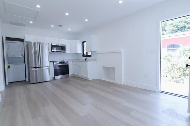 Building Photo - 3040 NW 13th Ave