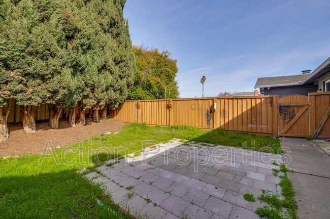 Building Photo - 560 Firloch Ave