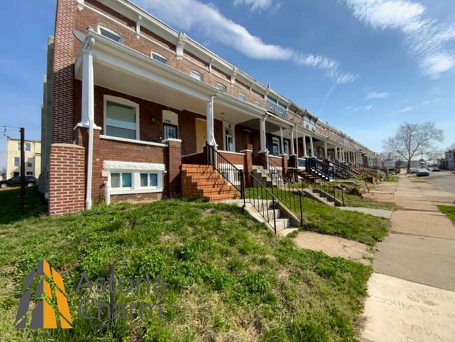 Building Photo - End Unit 3 Bedroom + Den with Backyard and Semi Finished Basement