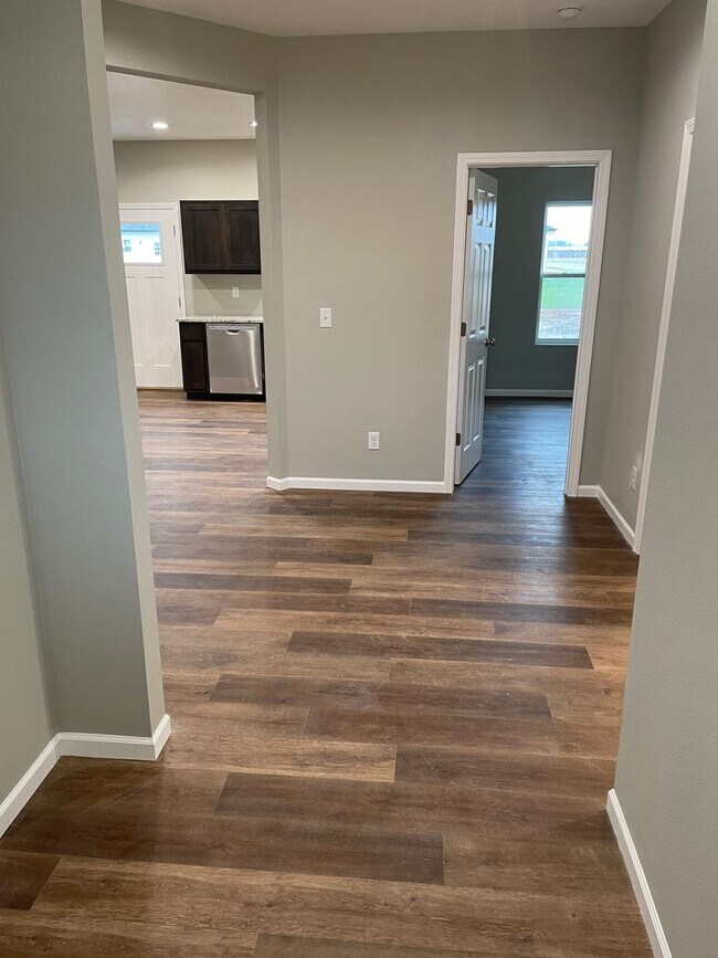 Building Photo - 4 bed 2 bath 2 Car Garage