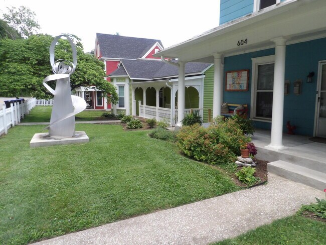 Building Photo - 604 Taylor Ave