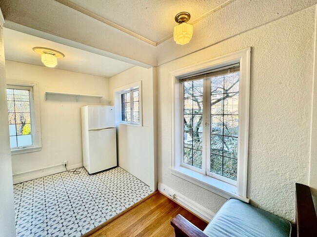 Building Photo - Charming Studio in the heart of Capitol Hill!!!!!