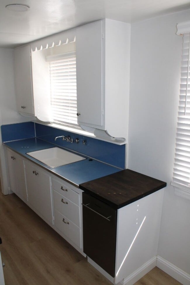 Building Photo - 5910 Skyline Dr