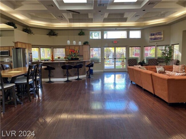 Building Photo - Cute Lower Level Condo