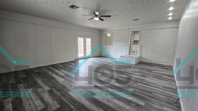 Building Photo - 3 Bedroom MWC w/Flex room!