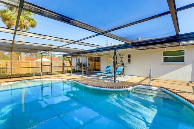 Building Photo - 3310 Siesta Dr